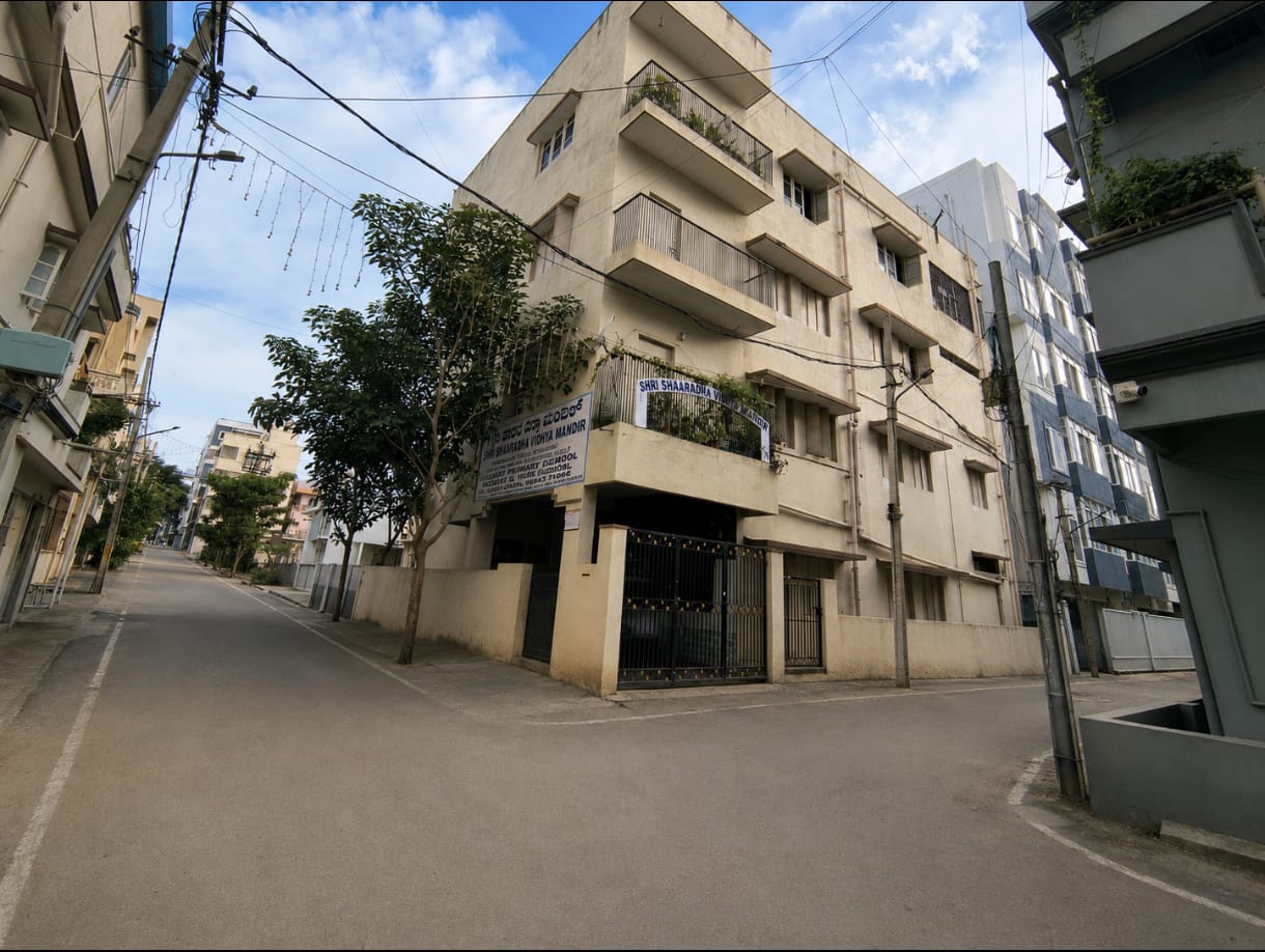 Building for sale, plot size : 2200 plus sq